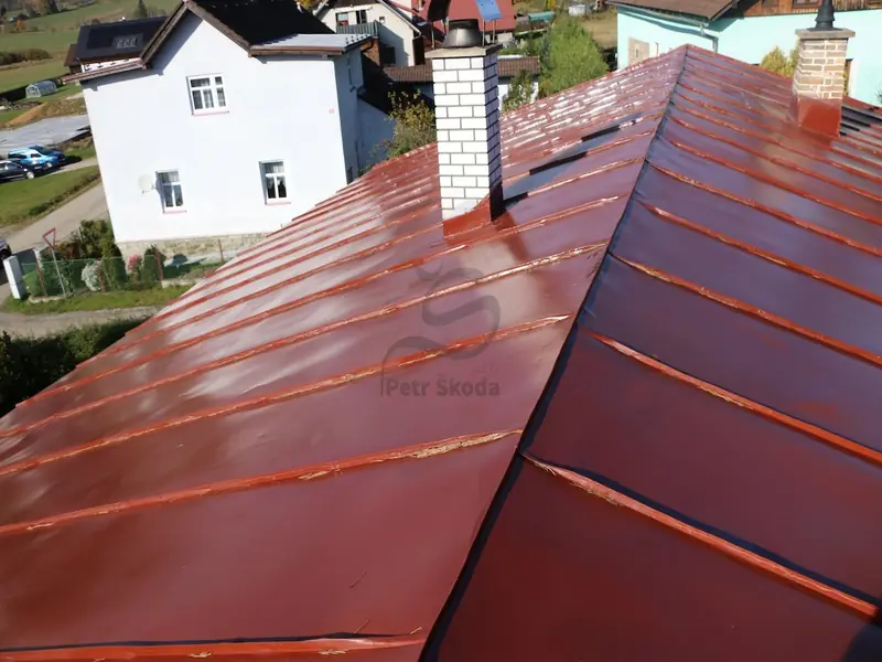 Při nátěrech fasád i na nátěry střech preferujeme použití kvalitnějších materiálů. Realizujeme práci s láskou, tudíž pou