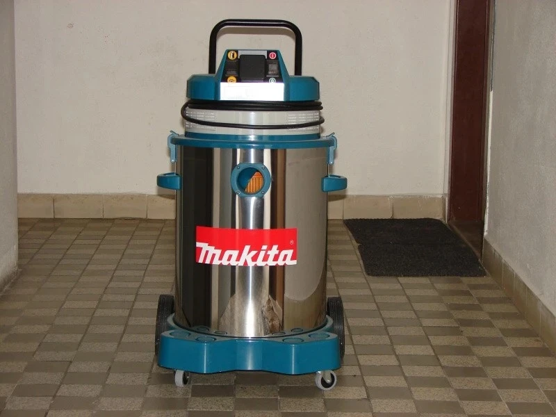 My si po sobě uklidíme a vy už se malování bát nemusíte! Používáme profesionální vysavač Makita, který je vhodný na úkli