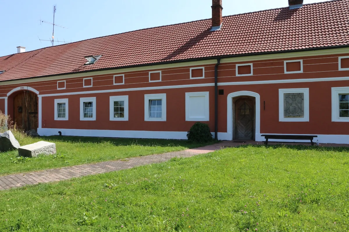 Nátěry fasád rodinných domů, nátěry fasád škol, školek, nátěry fasád komerčních budov, nátěry fasád panelových domů, nát