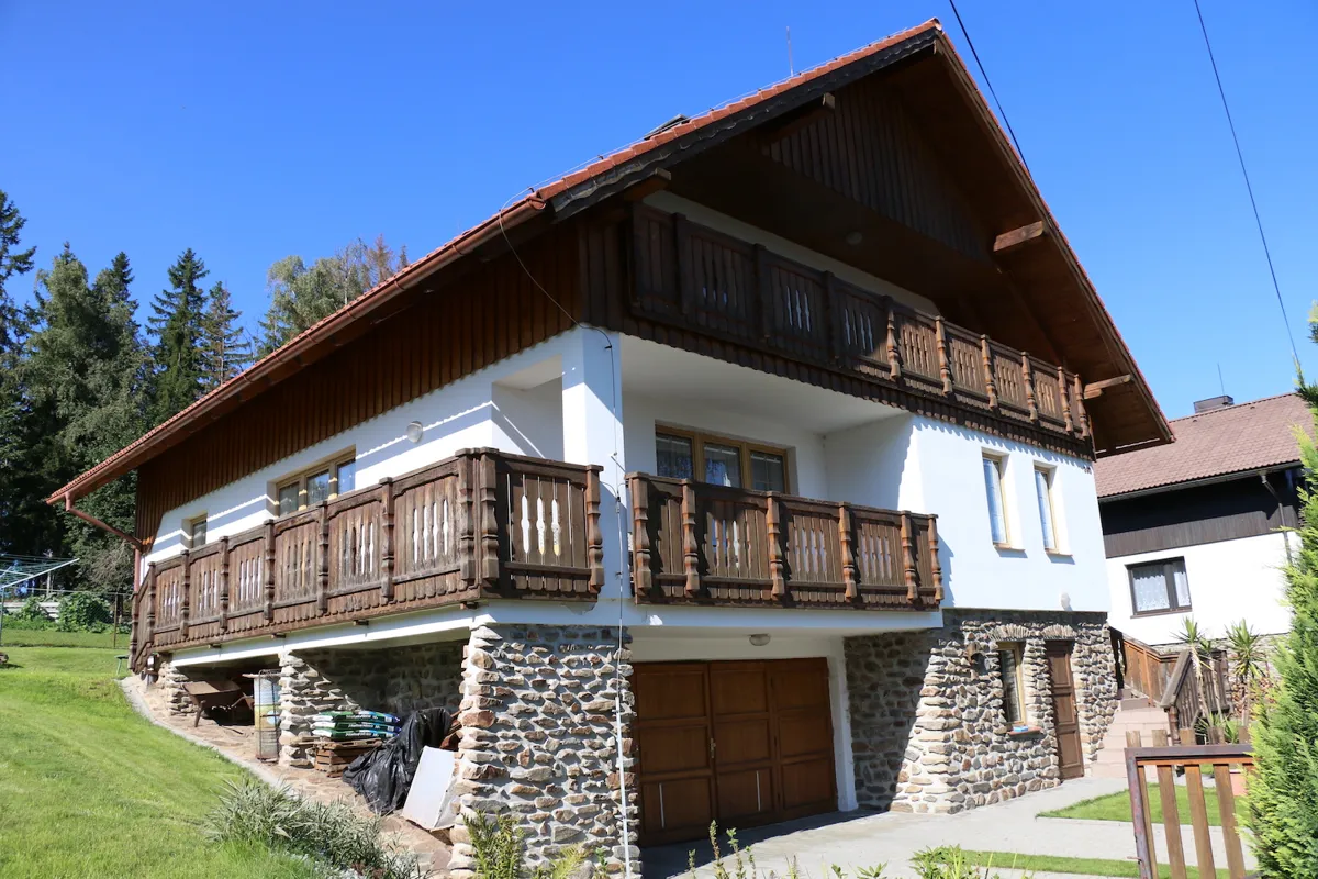 Z plošin realizujeme nátěry dřevěných fasád, nátěry nových i starších dřevostaveb i nátěry fasádních palubek.