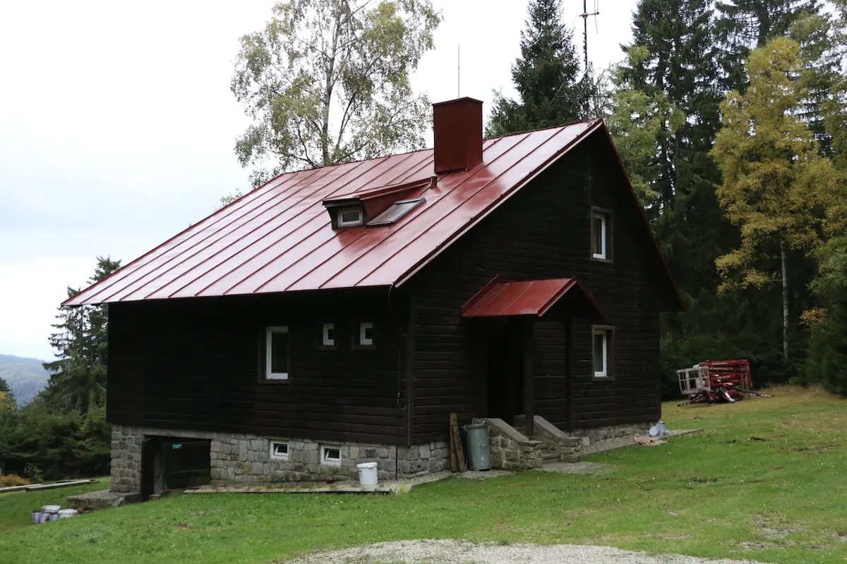 Nátěry eternitových střech, nátěry plechových střech, nátěry střech IPA, nátěry šikmých střech, veškeré nátěry střešních
