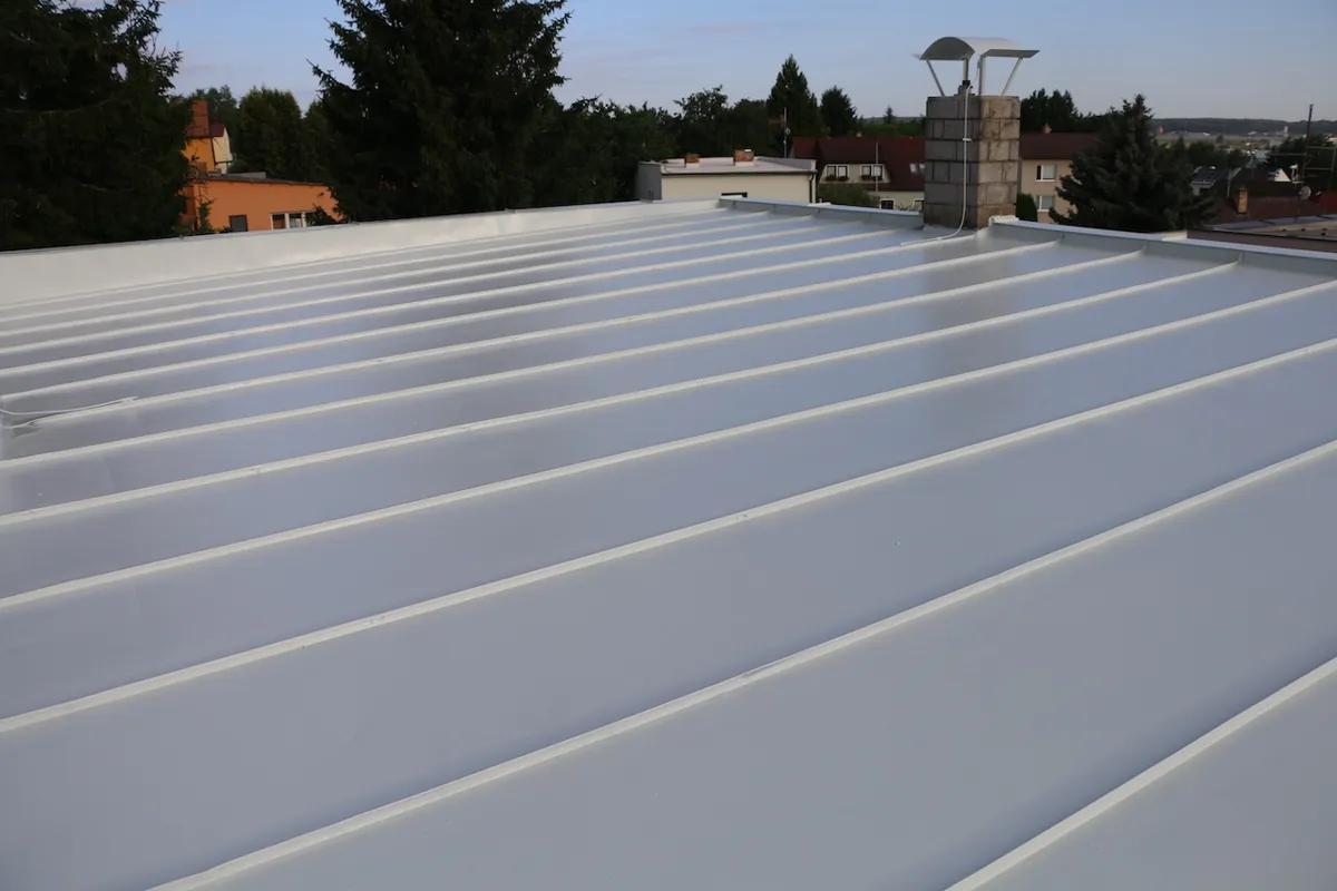 Pro naše zákazníky realizujeme mytí a čištění plechových, sedlových i betonových střech. Při mytí a čištění střech hodně