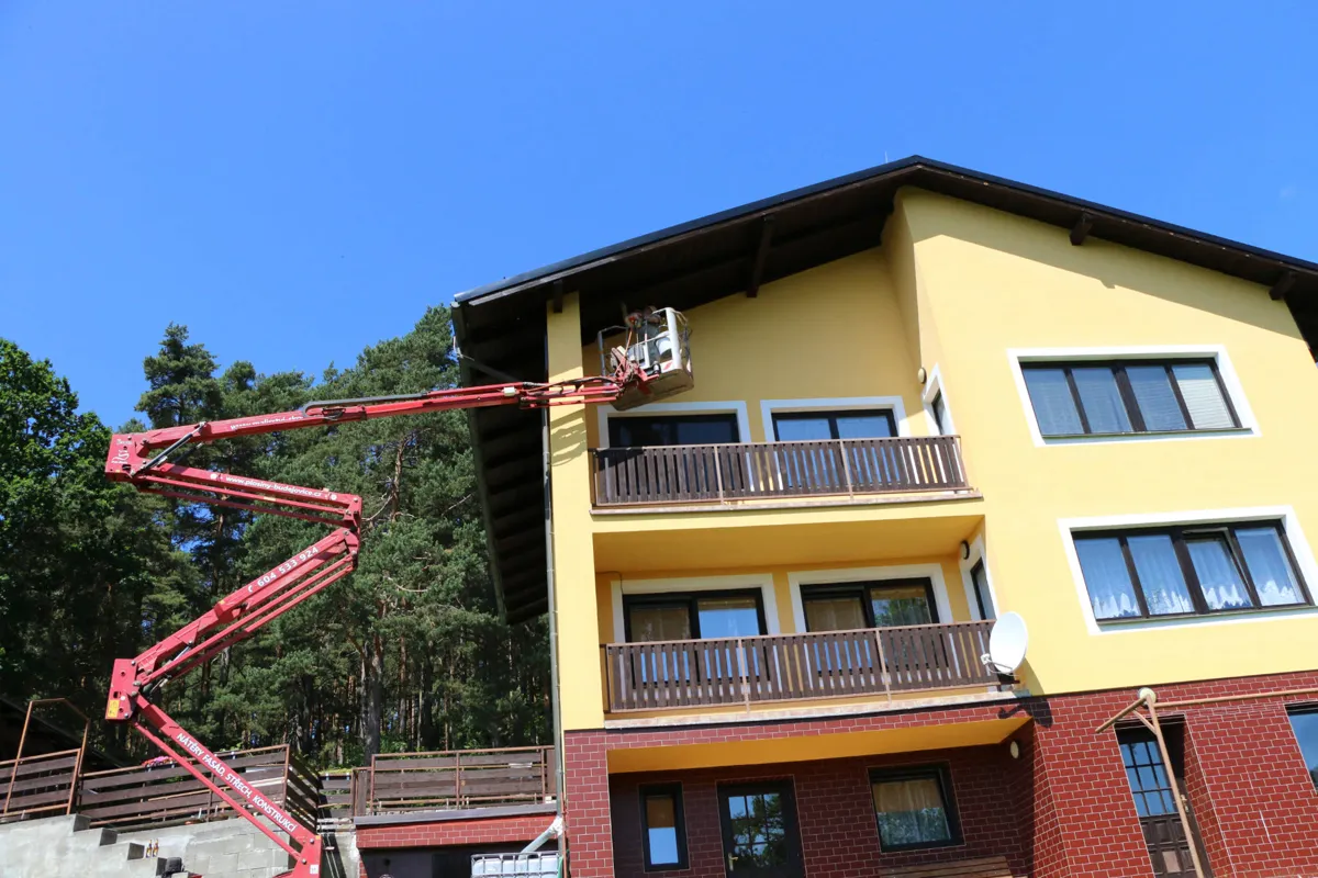 Veškeré nátěry štítů chat i chalup, nátěry štítů rodinných domů apod.