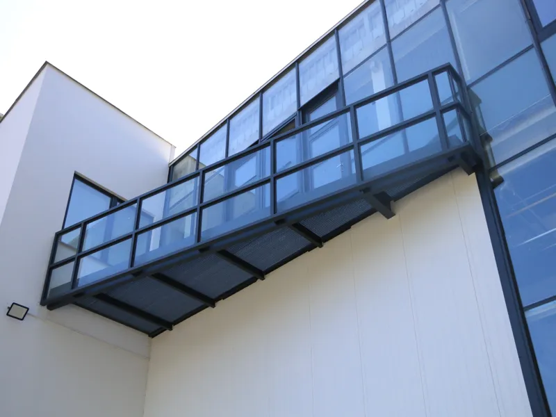 Mytí a čištění plechových obložení, PUR panelů, továrních oken i větracích mříží