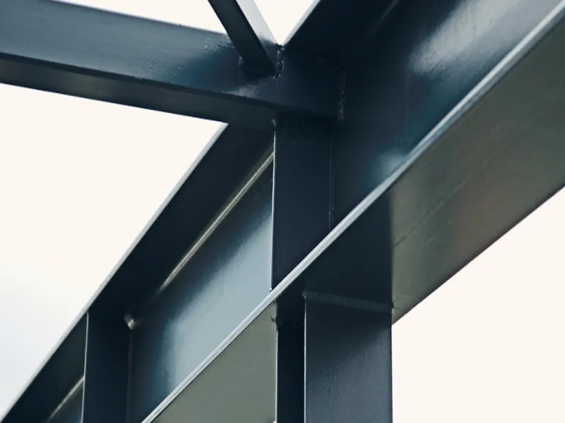 Mytí a čištění plechových obložení, PUR panelů, továrních oken i větracích mříží