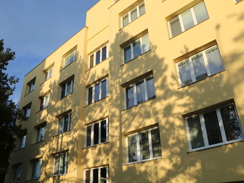 Nátěr fasády panelového domu